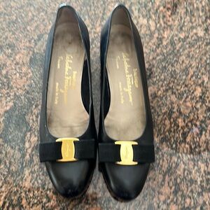 Salvatore Ferragamo Boutique Bow low Heels Sz 8 AA